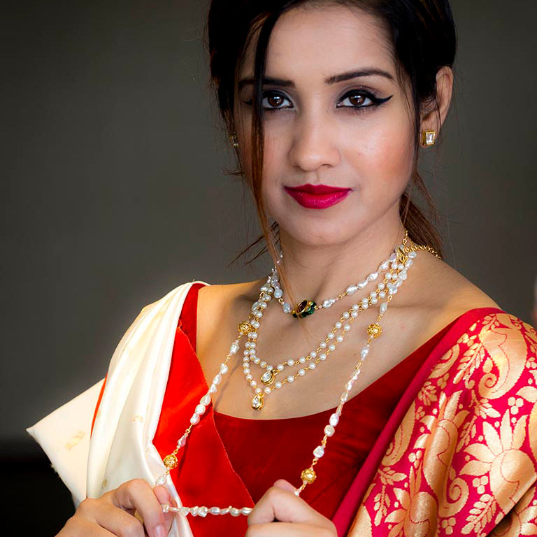 Beautiful Indian Marathi bride in red saree wearing jewelry Stock Photo -  Alamy